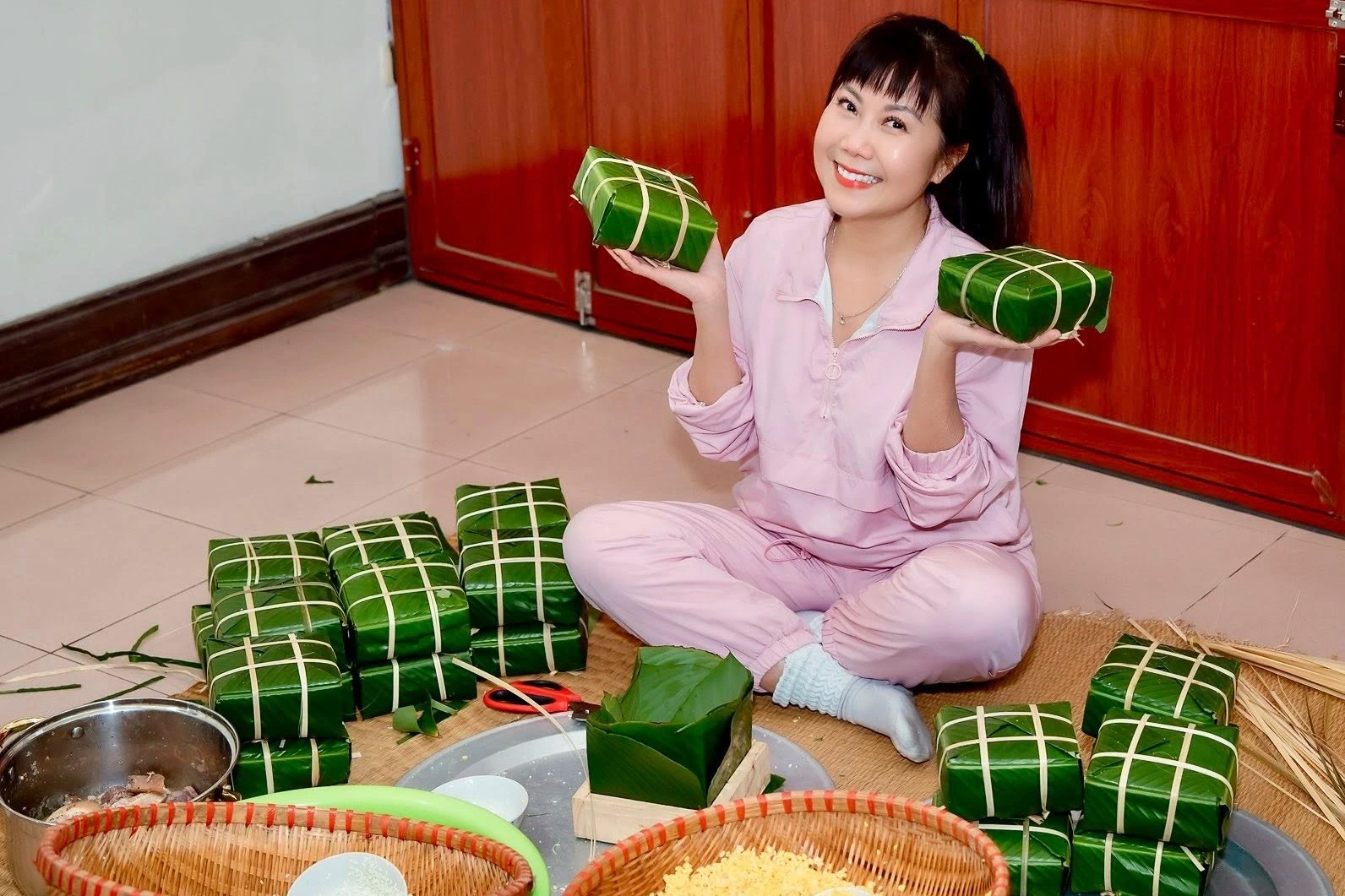 Nghệ sĩ Hương Tươi nhớ vị bánh chưng của bố mẹ, dạy con yêu Tết