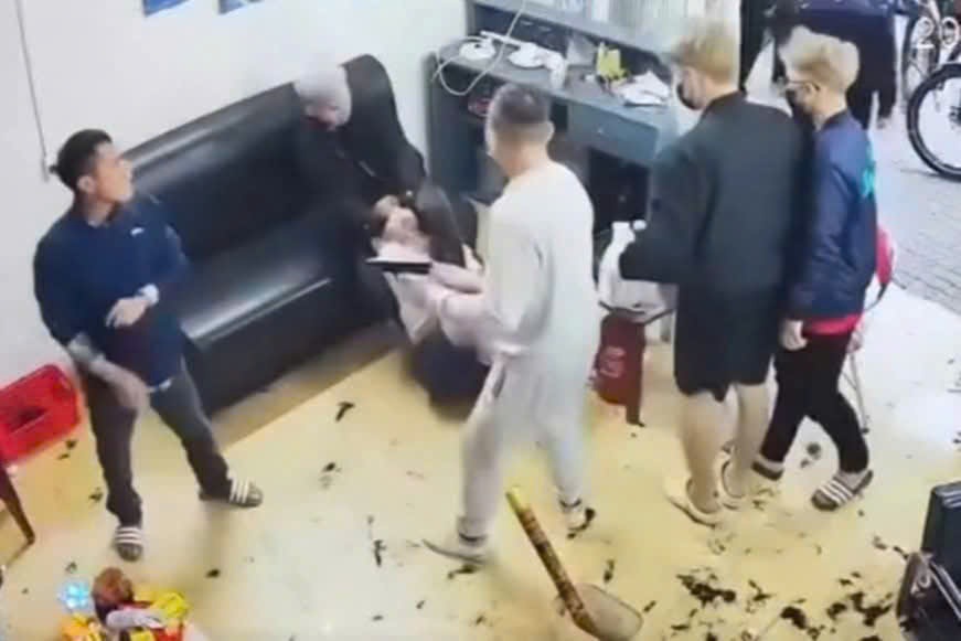 Hưng Yên: Khởi tố nhóm người dùng hung khí đánh chủ quán cắt tóc để đòi nợ