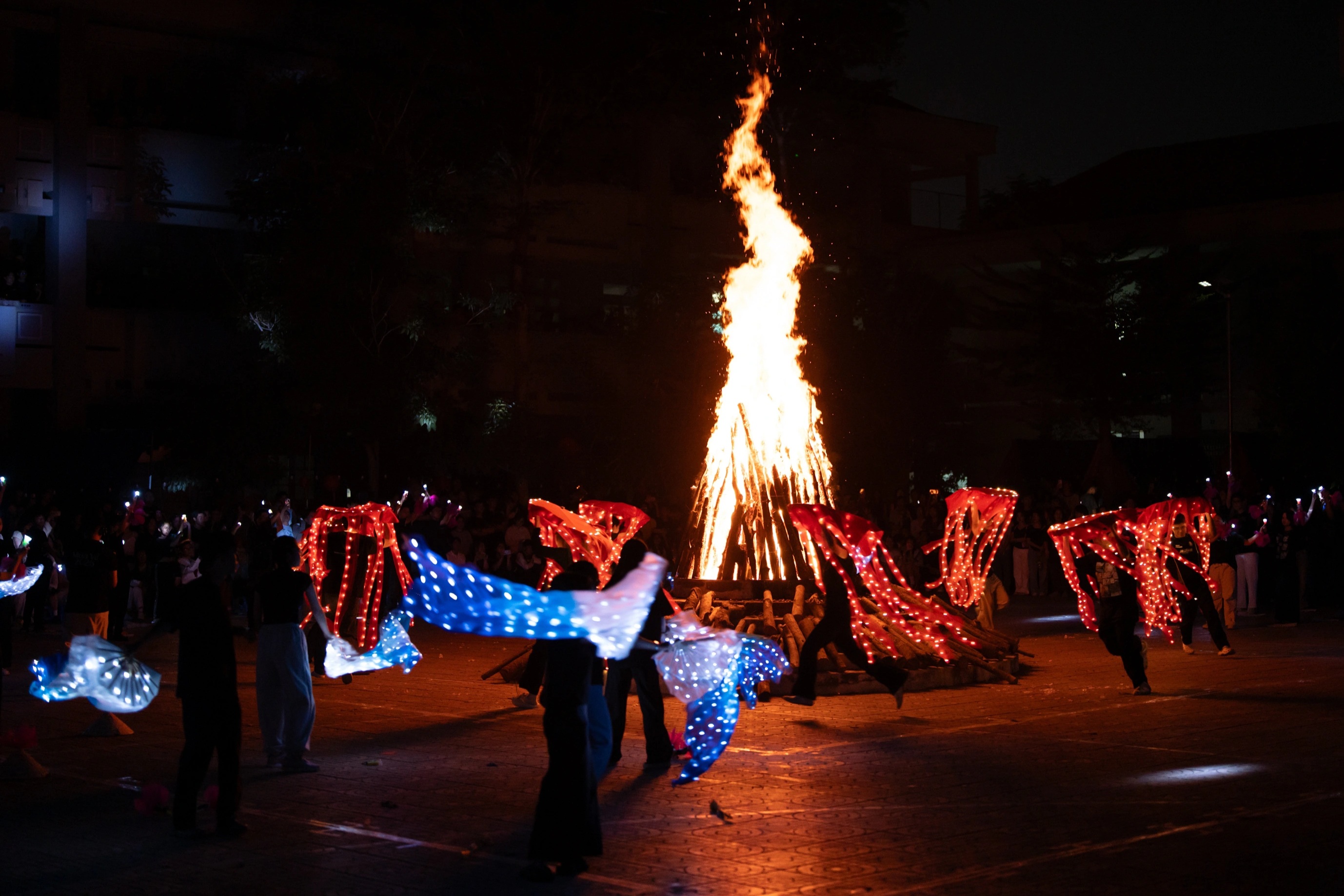 Buổi diễn “nhảy lửa” của học sinh chuyên gây sốt mạng xã hội