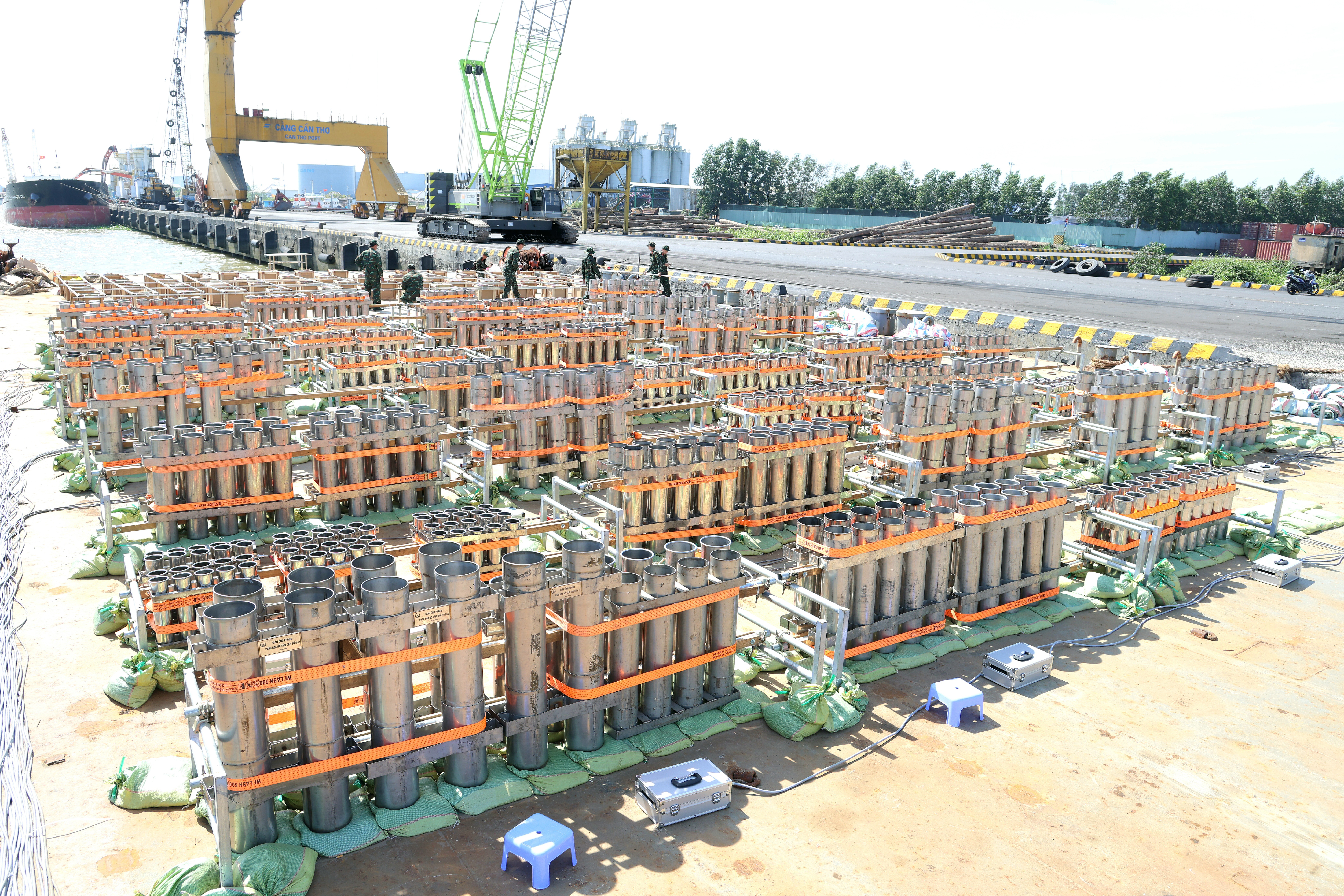 Sẵn sàng trận địa 800 quả pháo hoa tầm cao cho đêm giao thừa trên sông Hậu