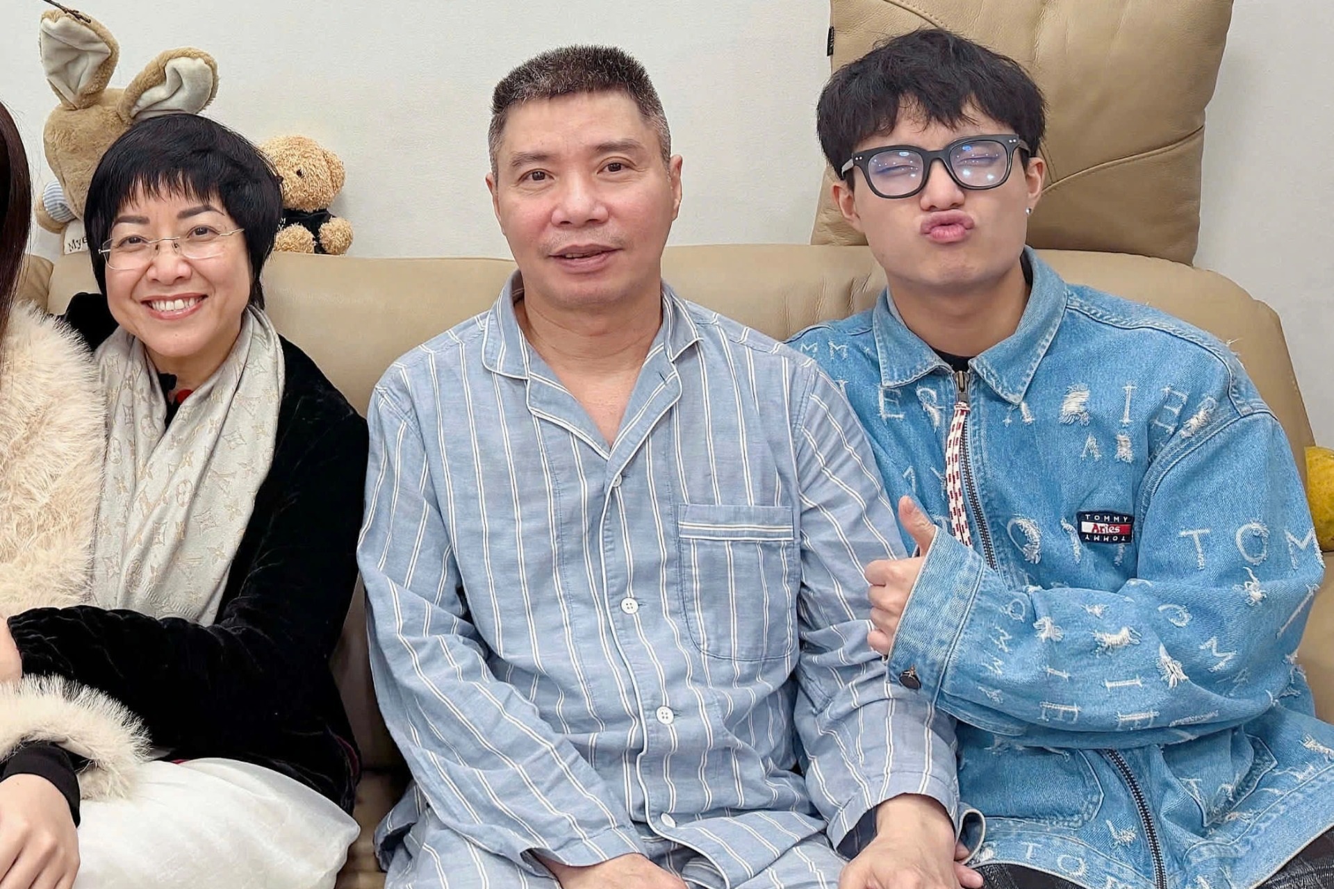 MC Thảo Vân và con trai tới thăm NSND Công Lý ngày cuối năm