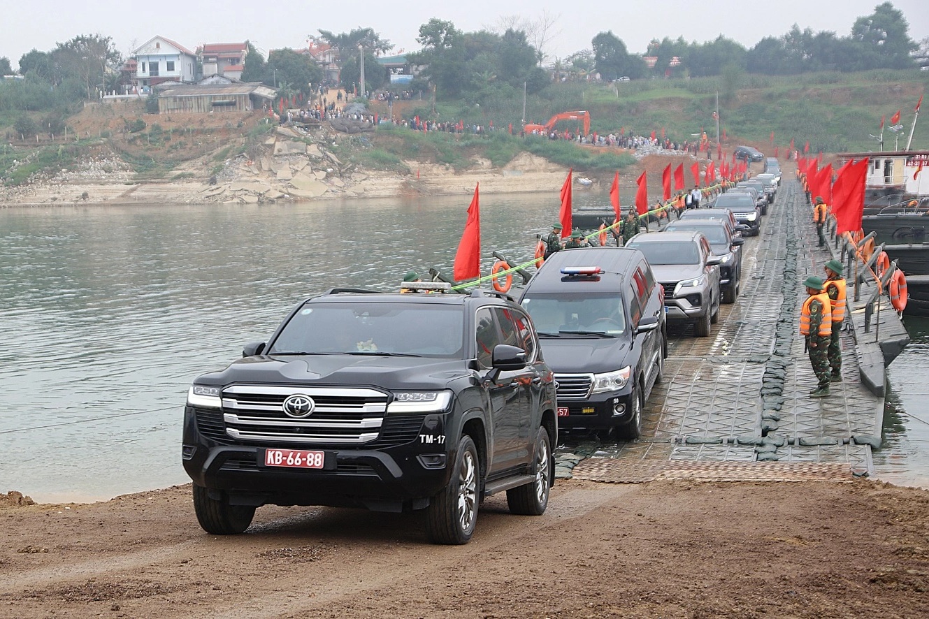 Quân đội vận hành cầu phao Đoan Hùng từ 5h tới 21h hàng ngày