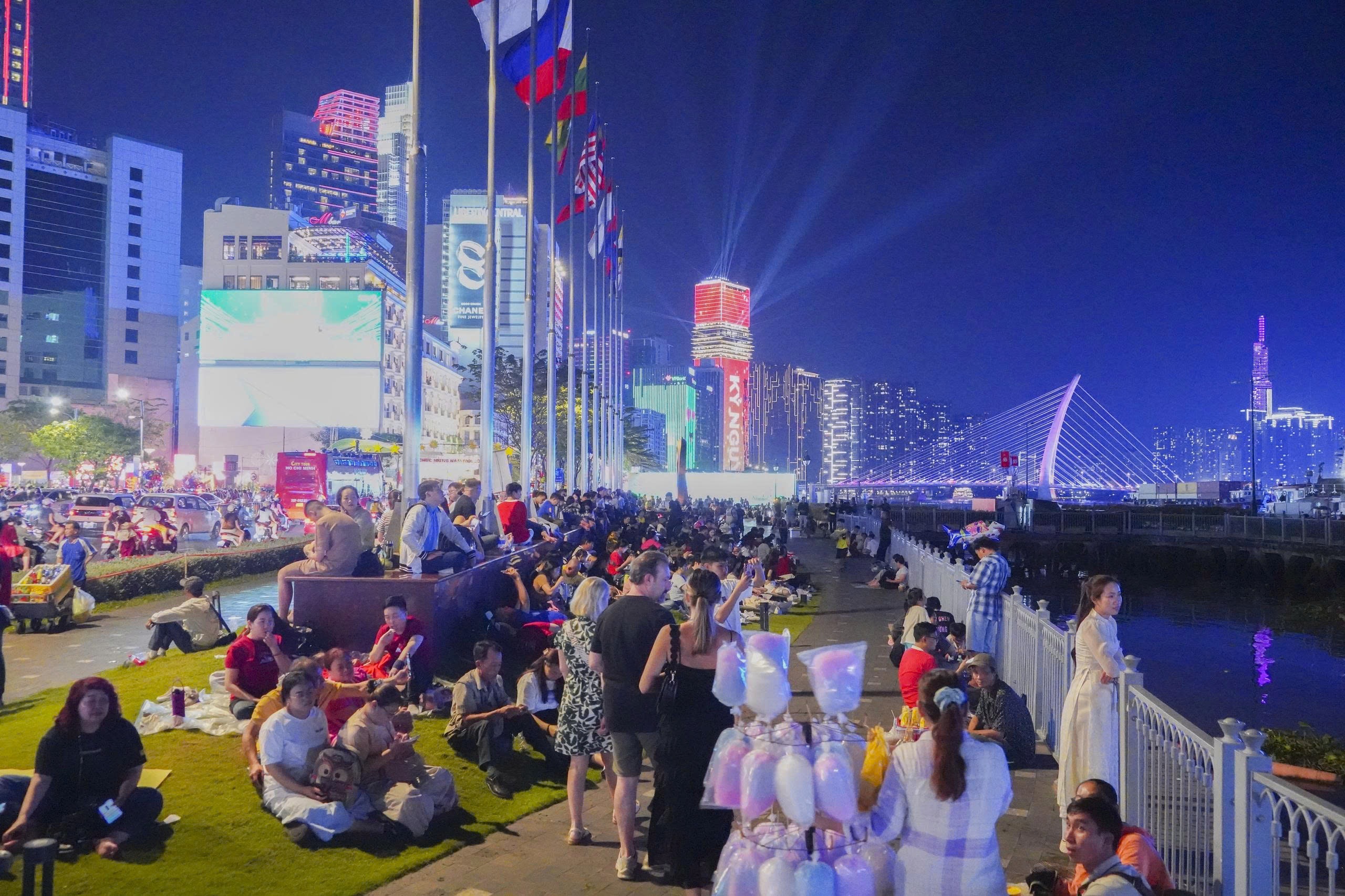 Trung tâm TPHCM ken đặc người chờ đón giao thừa