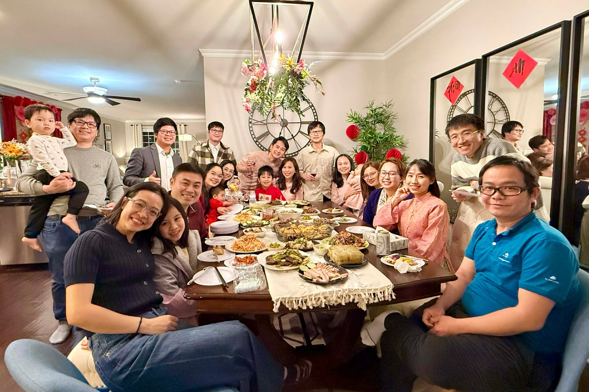 Tết của người Việt xa xứ: Đào đi máy bay, bánh chưng gói bằng giấy nhôm