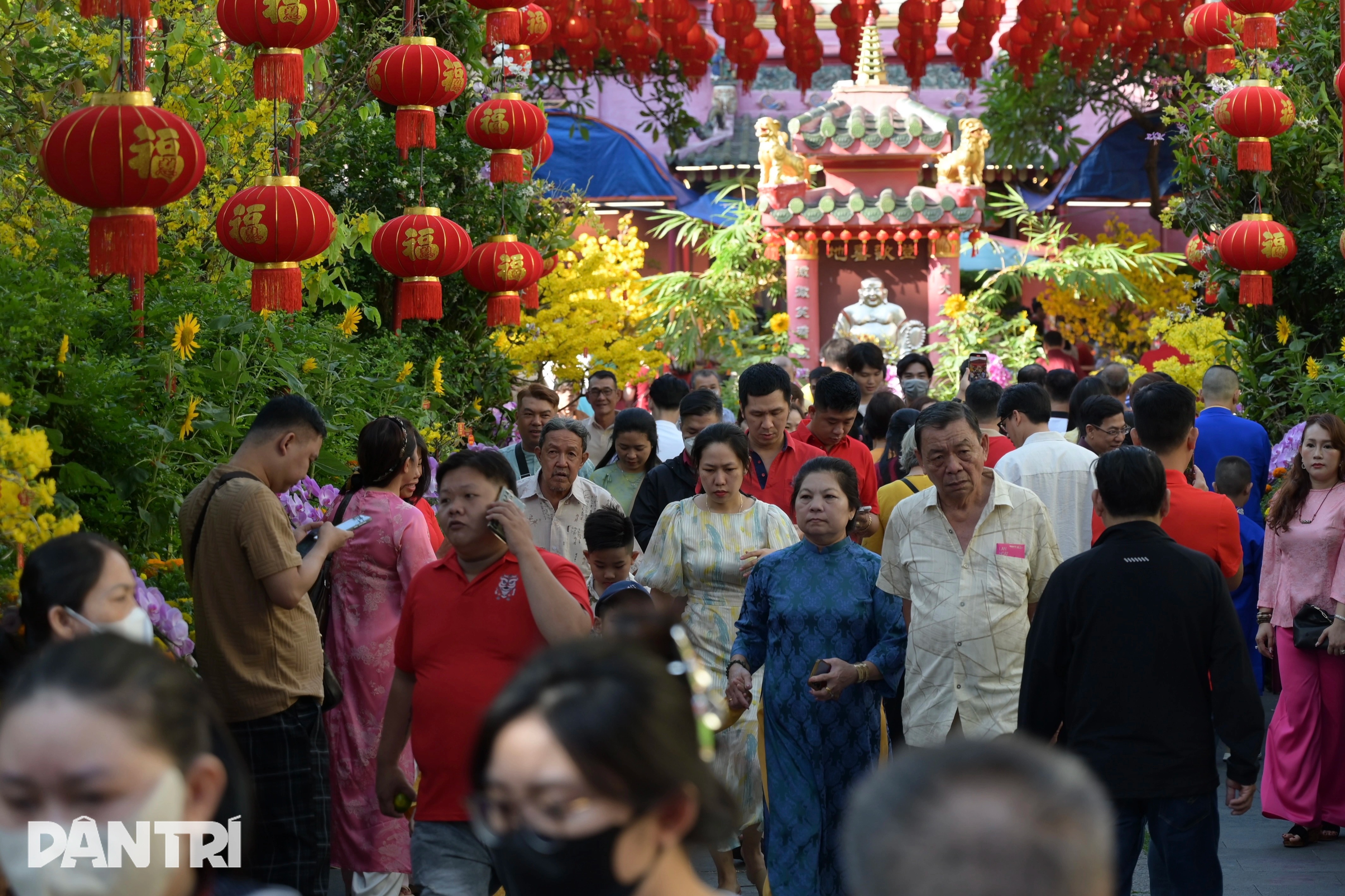 Chùa Ngọc Hoàng đông nghẹt người trong ngày đầu Xuân Bính Ngọ