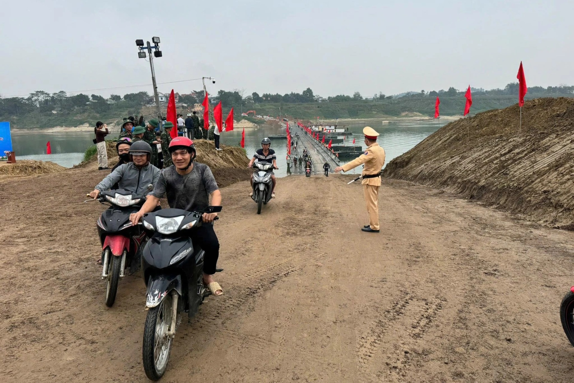 Phú Thọ thông báo các phương tiện được đi qua cầu phao Đoan Hùng