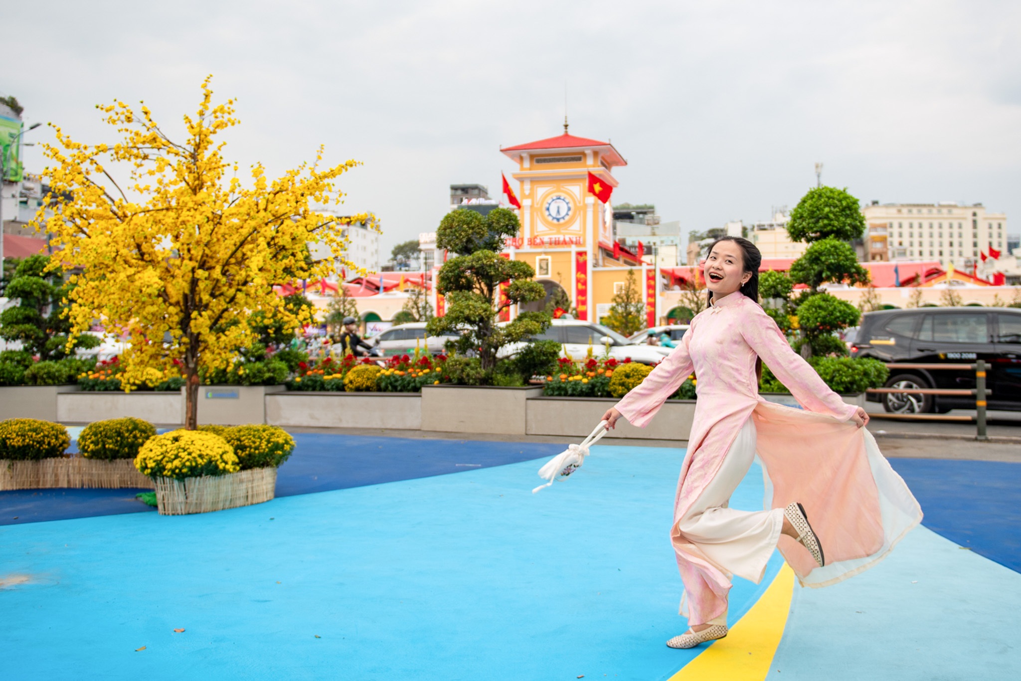 Người dân TPHCM chậm bước dạo phố ngày đầu Xuân Bính Ngọ 2026