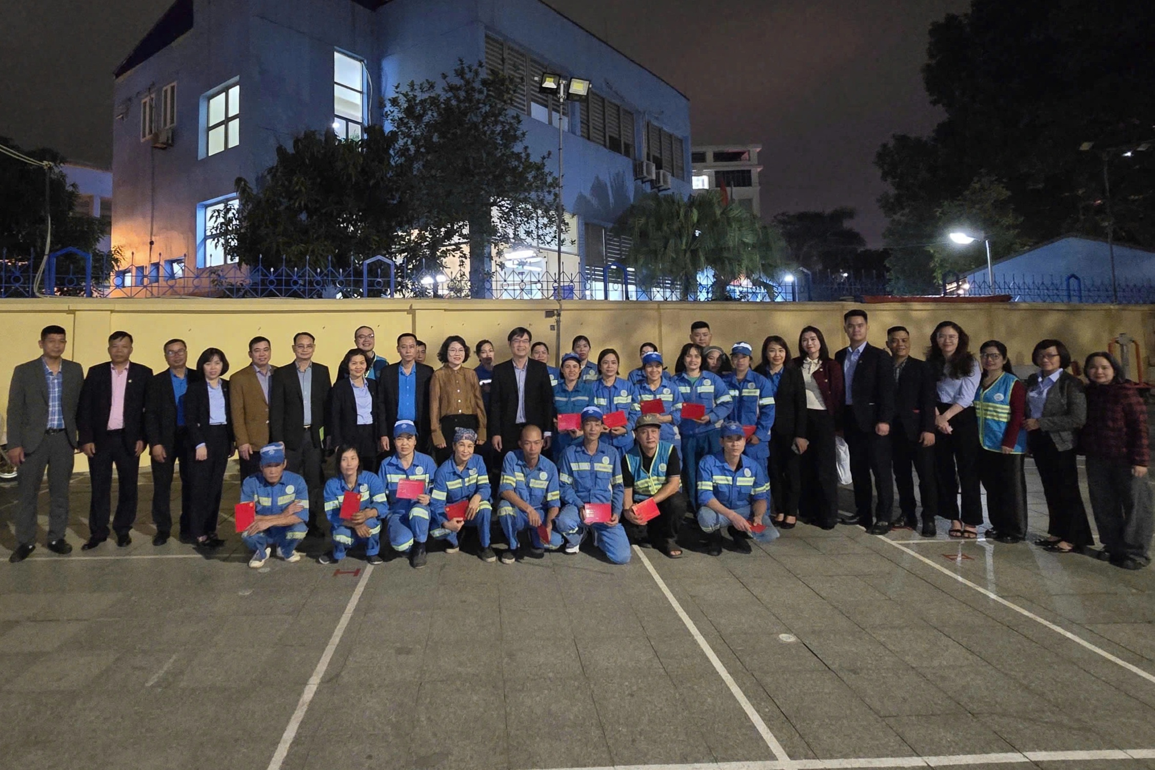 Công nhân miệt mài làm sạch đường phố đêm giao thừa bất ngờ nhận lì xì