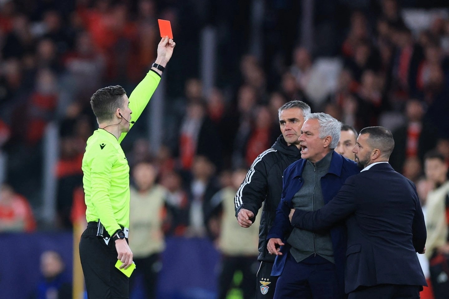 HLV Mourinho mất kiểm soát, nhận thẻ đỏ trong trận thua Real Madrid