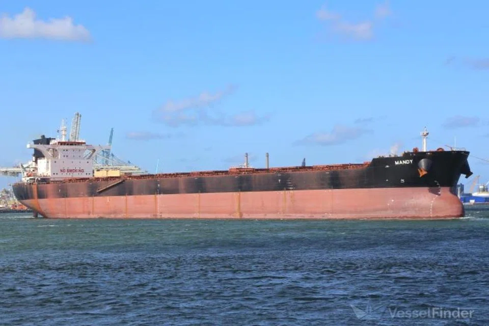 Tàu chở hàng của Singapore bốc cháy ngoài khơi Trung Quốc