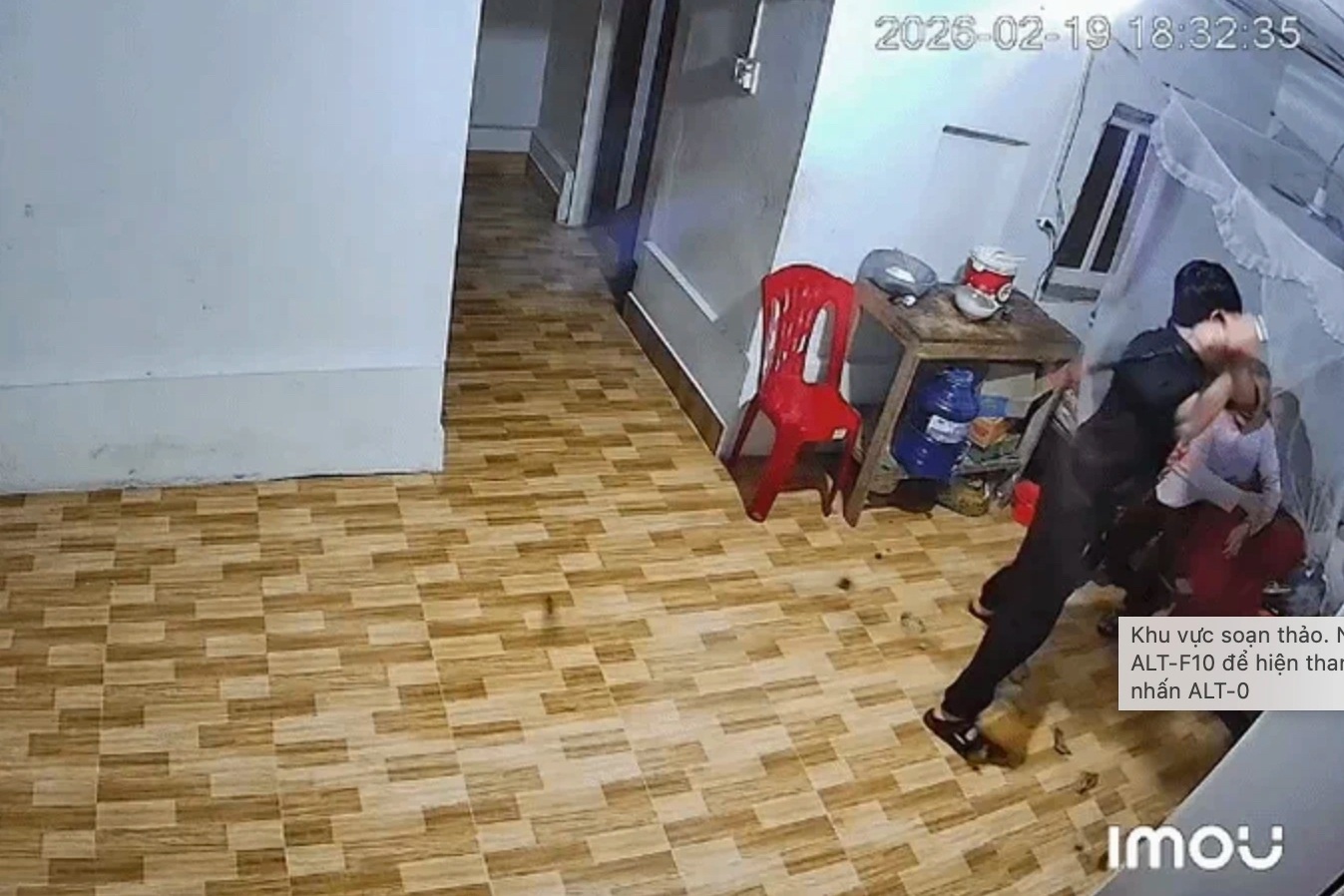 Clip ghi cảnh người đàn ông đánh mẹ ruột, chị gái tối mùng 3 Tết