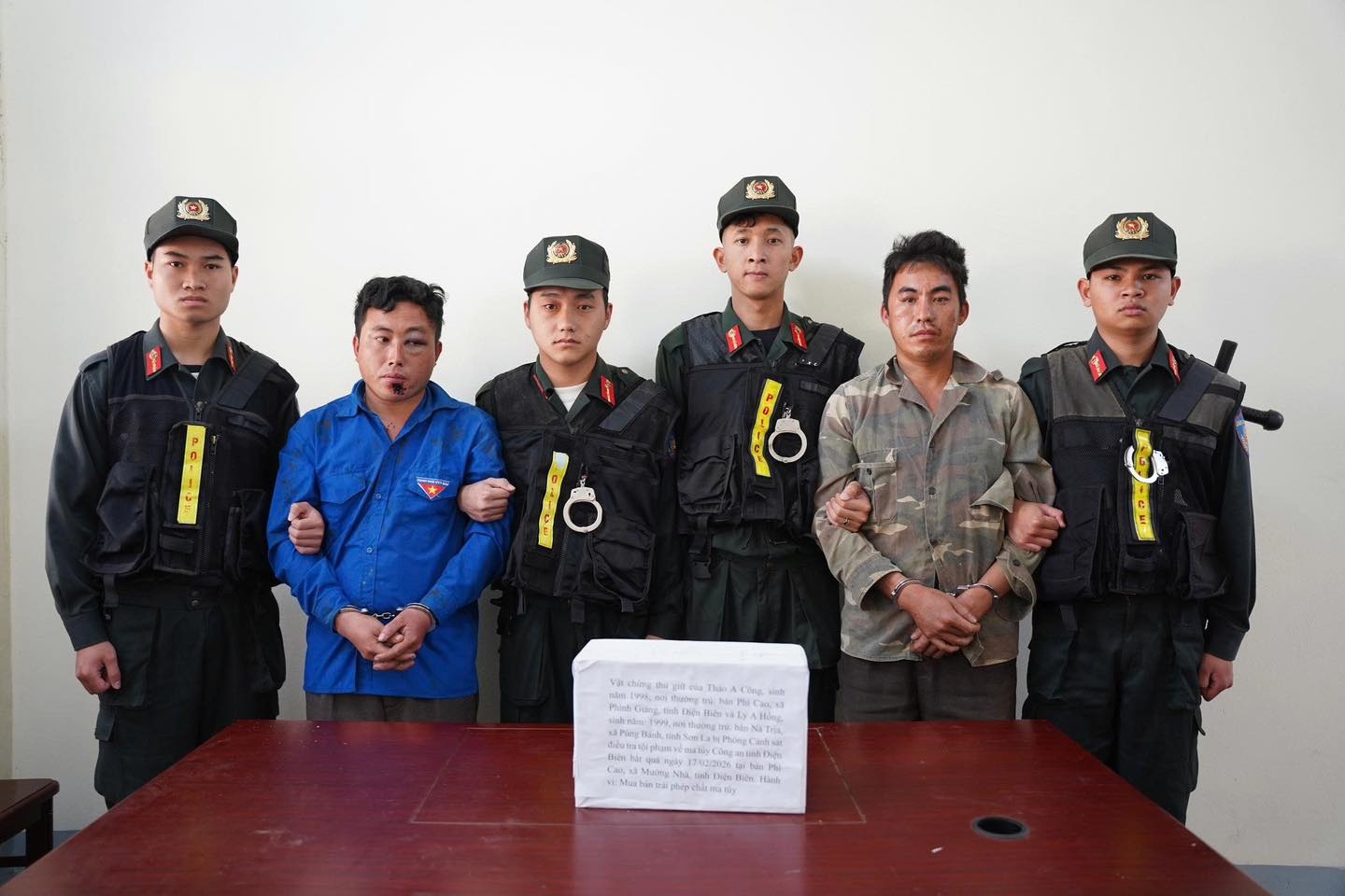 Bắt quả tang 2 đối tượng mua bán 5 bánh heroin vào mùng 1 Tết