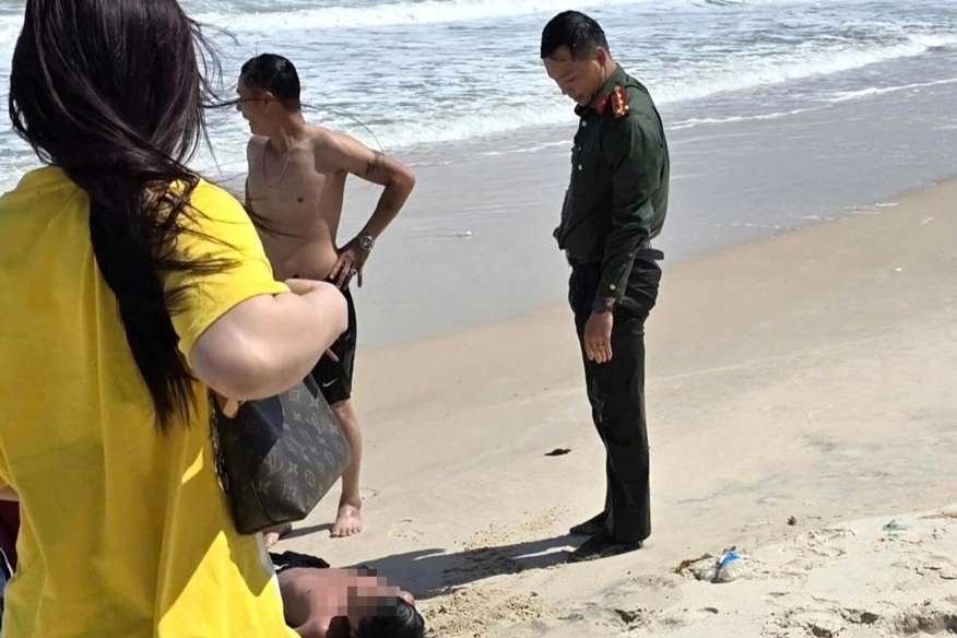 Đại úy công an cứu sống 2 em nhỏ bị sóng biển cuốn trôi ở Lâm Đồng