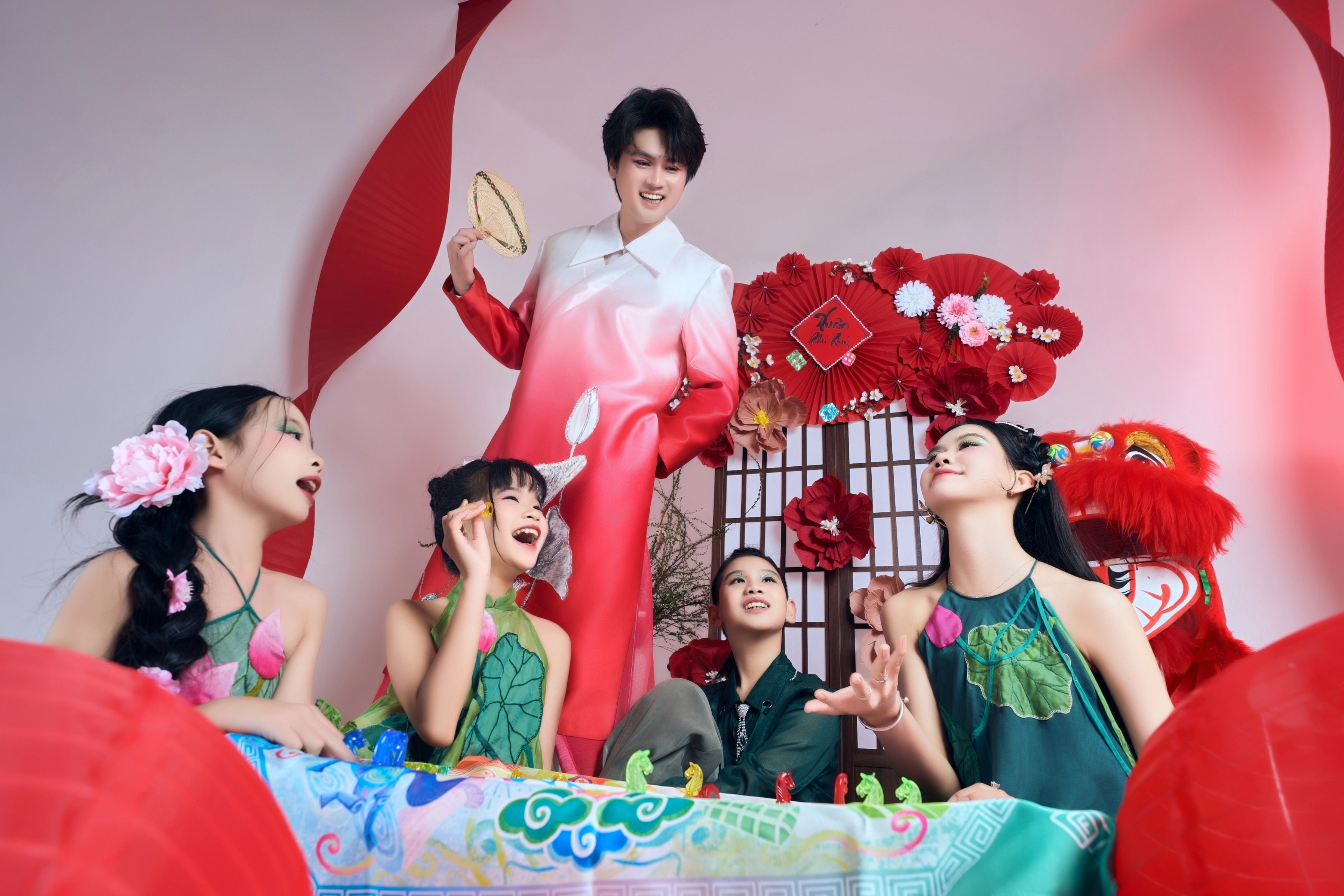 Người mẫu Đình Quyền đưa trò chơi dân gian Tết vào ngôn ngữ thời trang