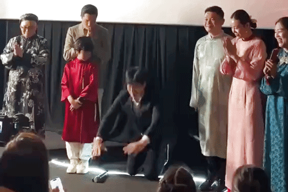 Giám đốc Hàn Quốc vái lạy trong buổi quảng bá phim "Mùi phở" gây tranh luận