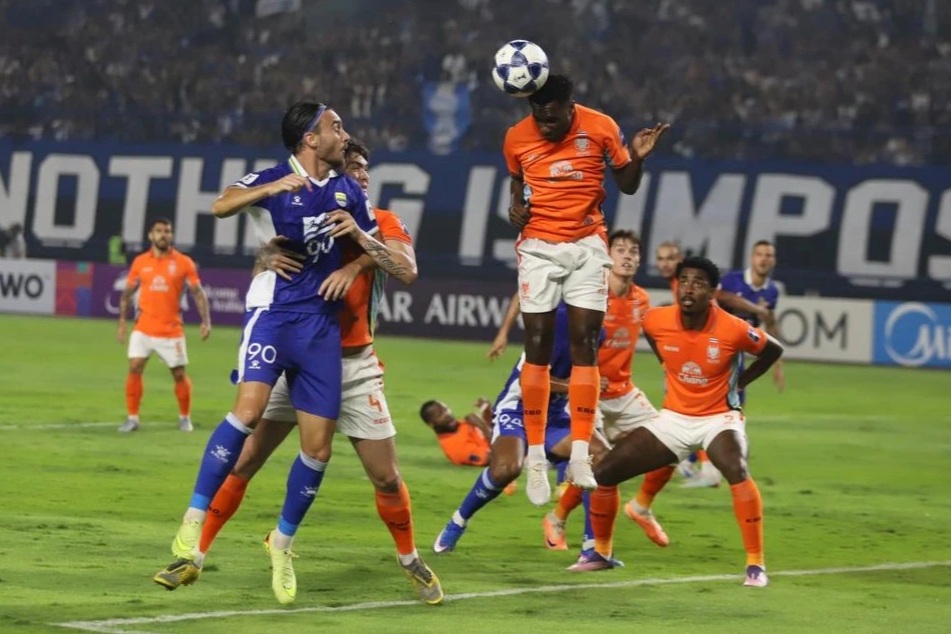 Cổ động viên Indonesia truy đuổi cầu thủ Thái Lan và trọng tài ở Cúp châu Á