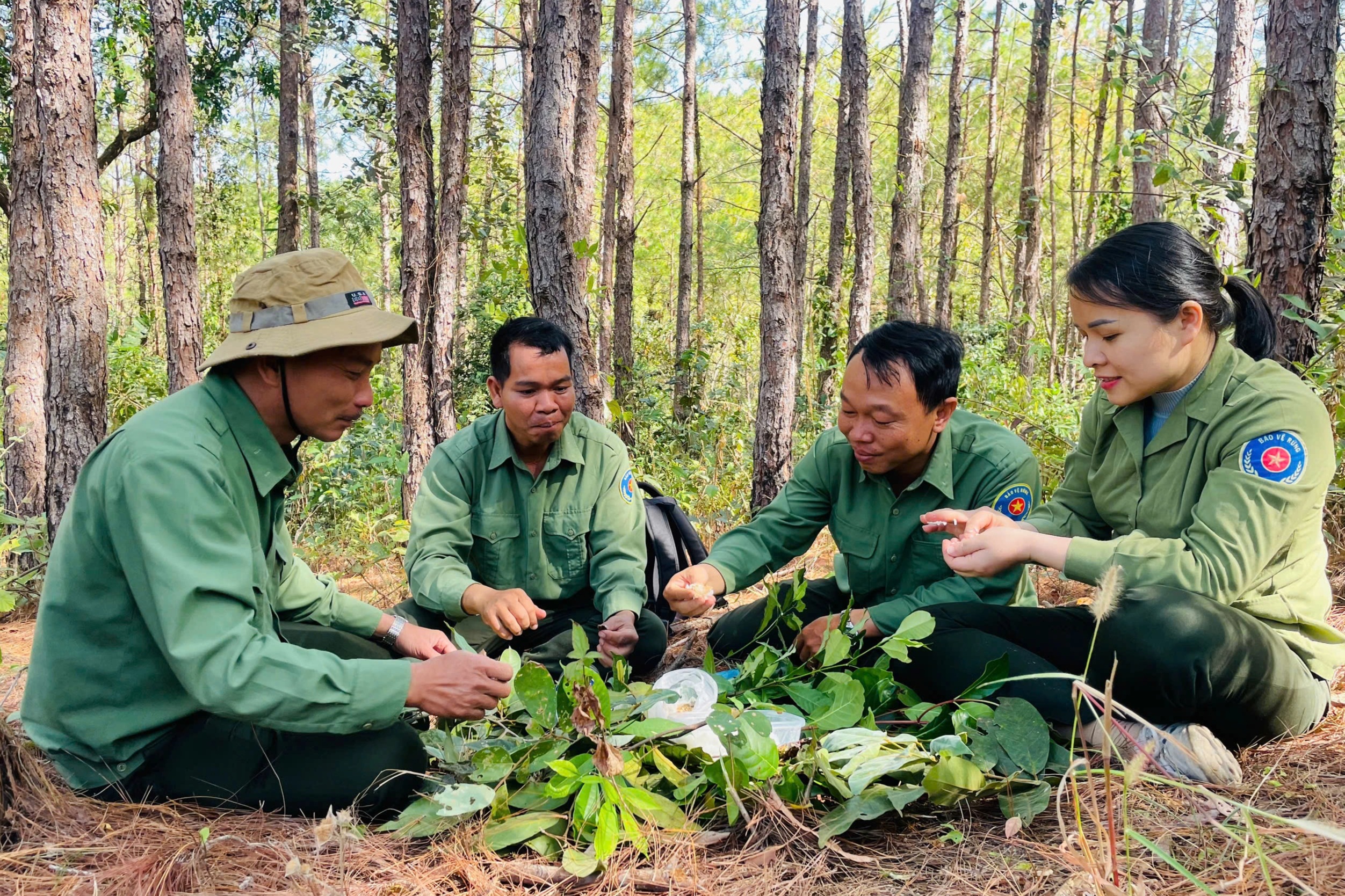 Lời "dụ" yêu của đôi vợ chồng vượt núi, luồn rừng xuyên Tết