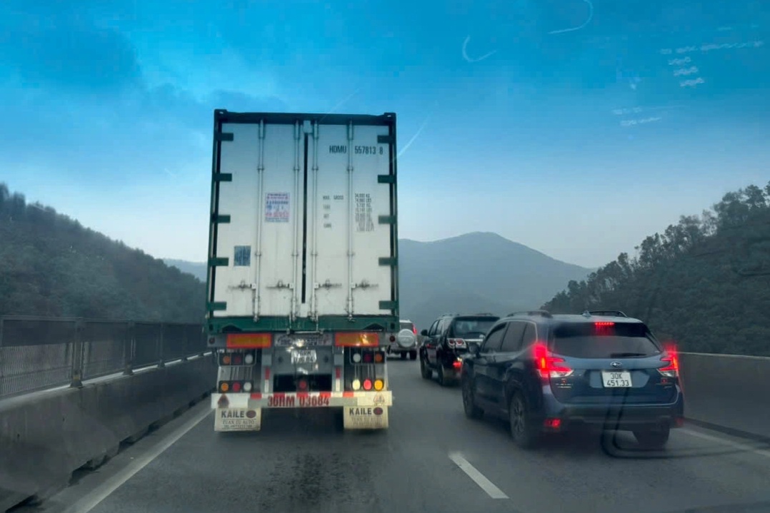 Tắc cục bộ trước hầm Thần Vũ trên cao tốc Bắc - Nam