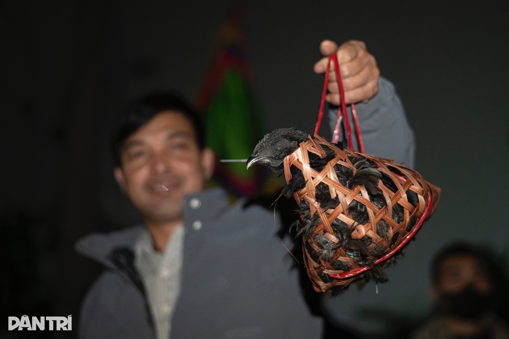 Nửa đêm chen chân đi chợ Âm Dương cạnh nghĩa trang mua gà đen lấy may