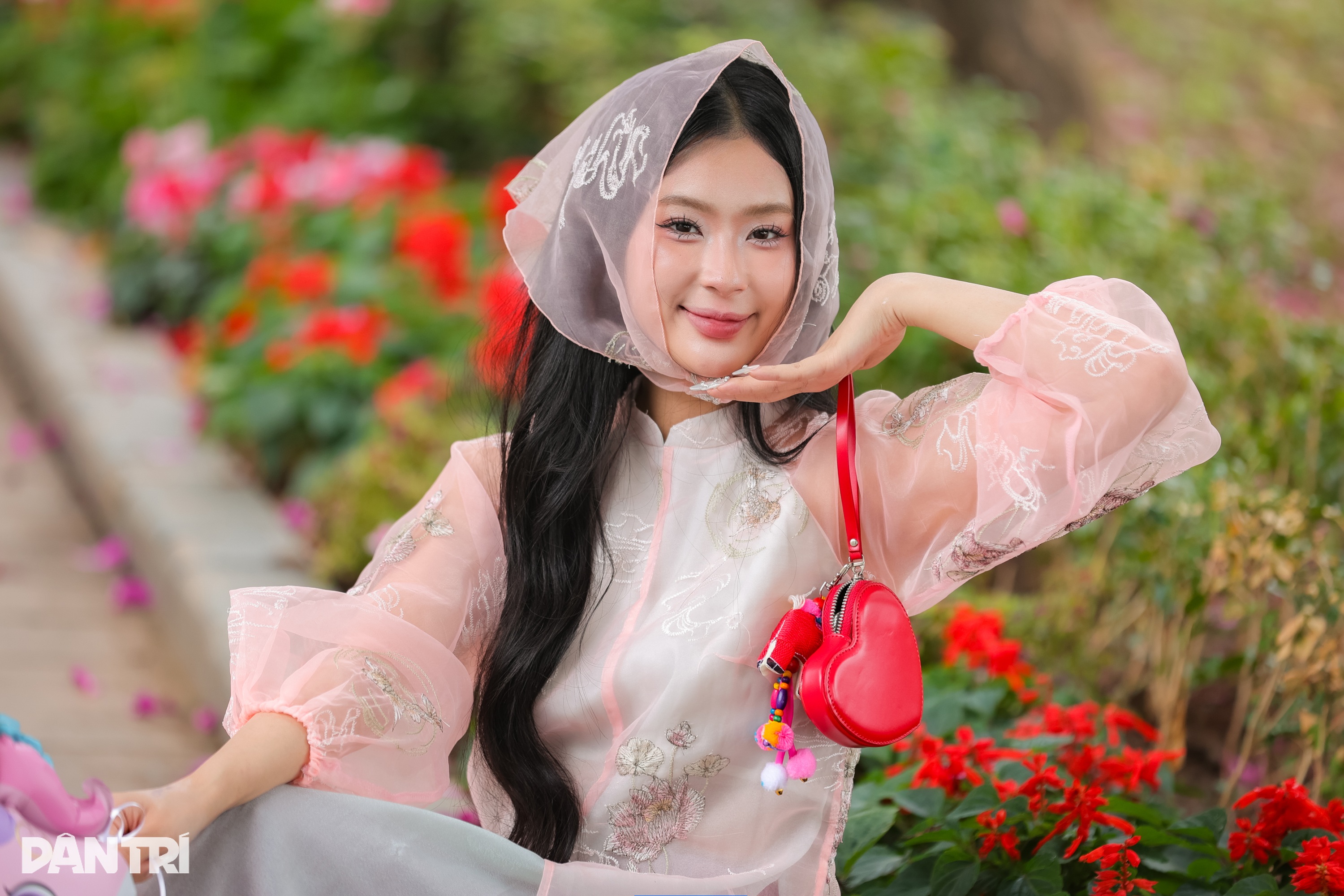 Con gái ông trùm phim “Cách em 1 milimet” gây bất ngờ với hình ảnh đời thực