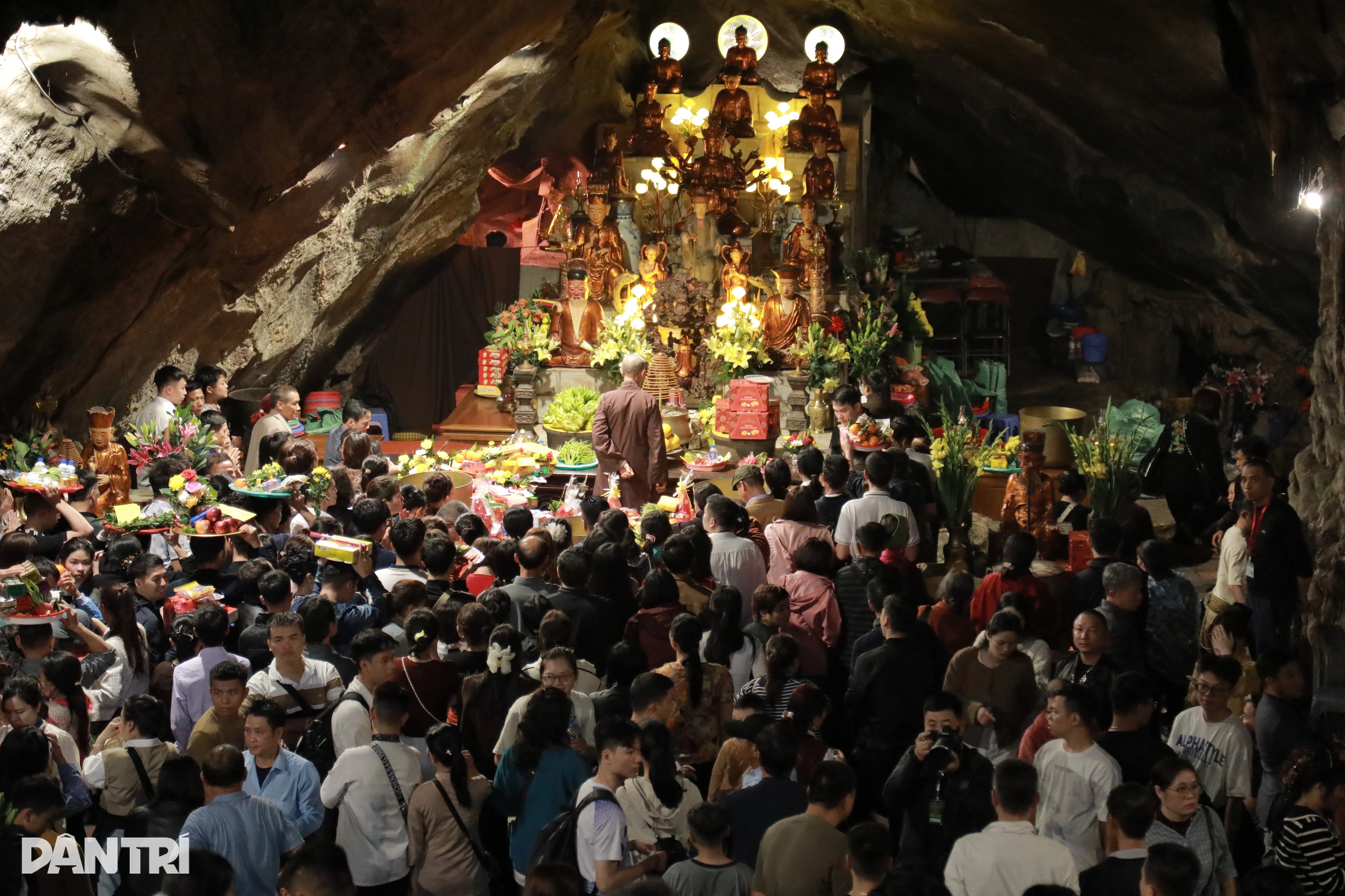 Thousands brave rain to attend Huong Pagoda Festival opening - 5