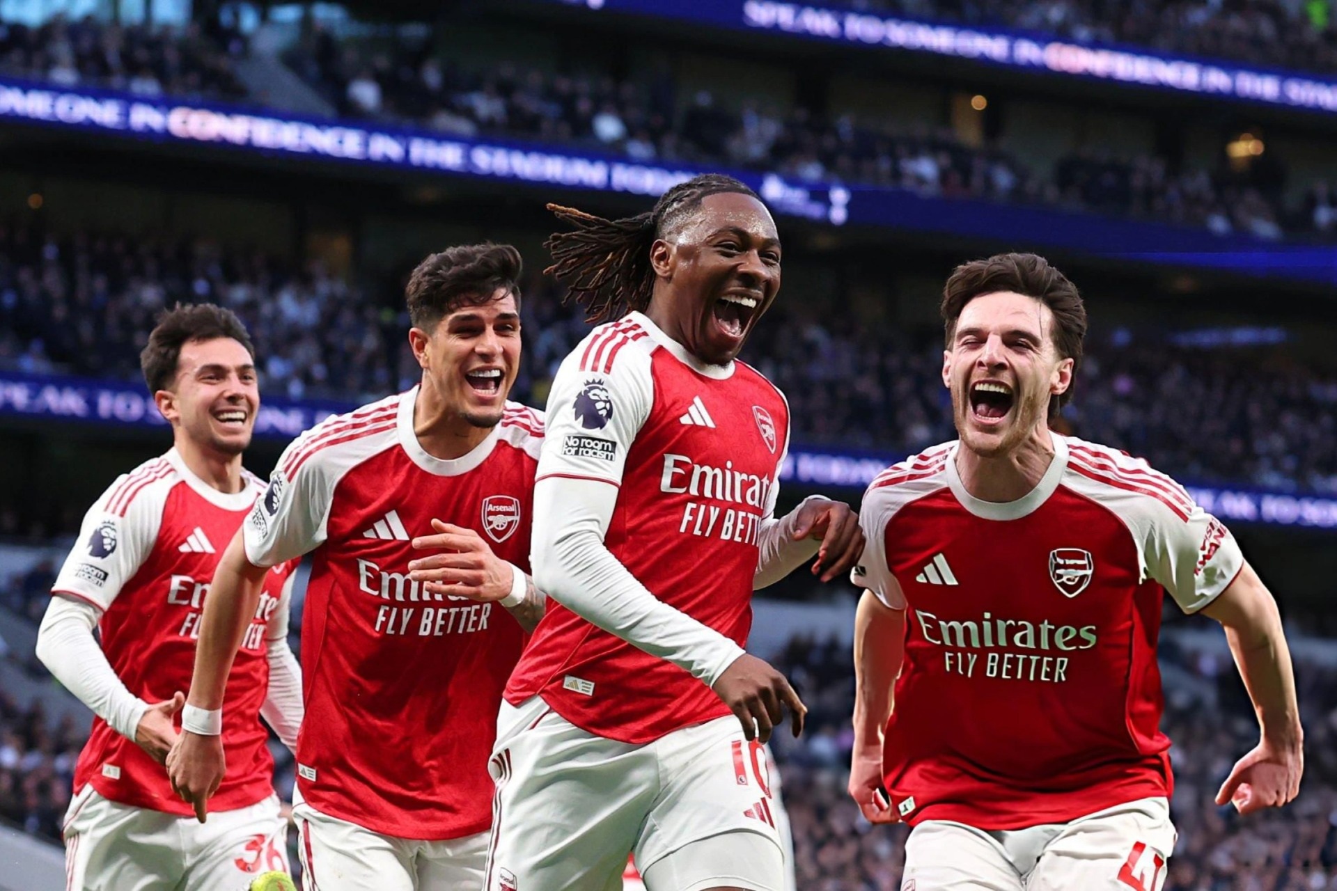 Arsenal thắng tưng bừng Tottenham, tạo khoảng cách 5 điểm với Man City