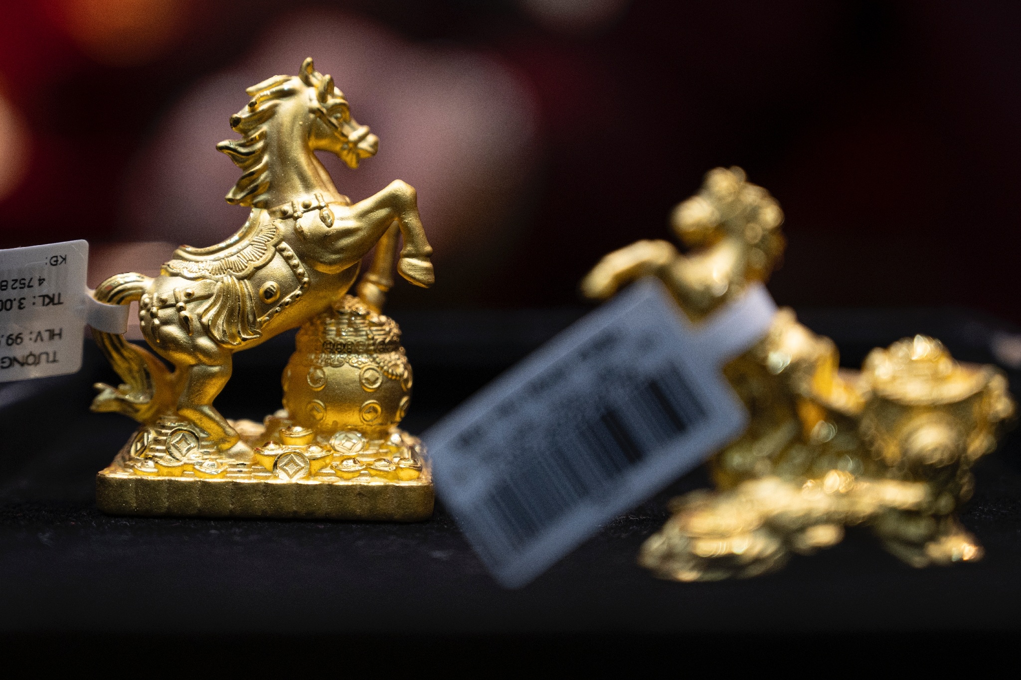 Giá bán vàng giảm nhanh hơn giá thu mua, chênh lệch vẫn tạo rủi ro