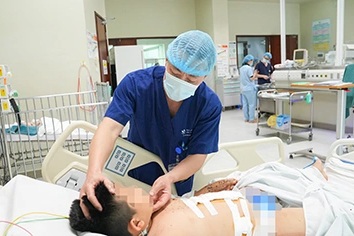 Nhặt vật nhỏ như bóng đèn nhấp nháy, bé trai gặp nạn vì thiết bị phát nổ