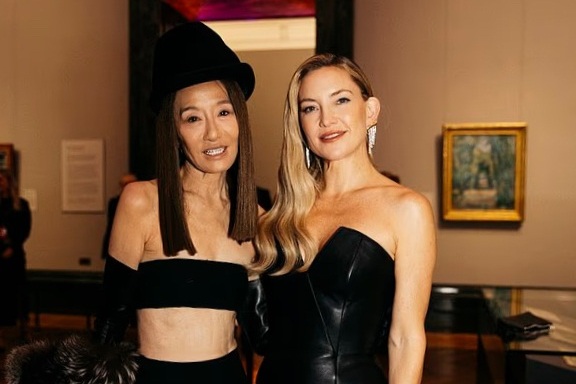 Vòng eo siêu nhỏ và phong cách hở bạo của Vera Wang ở tuổi 77