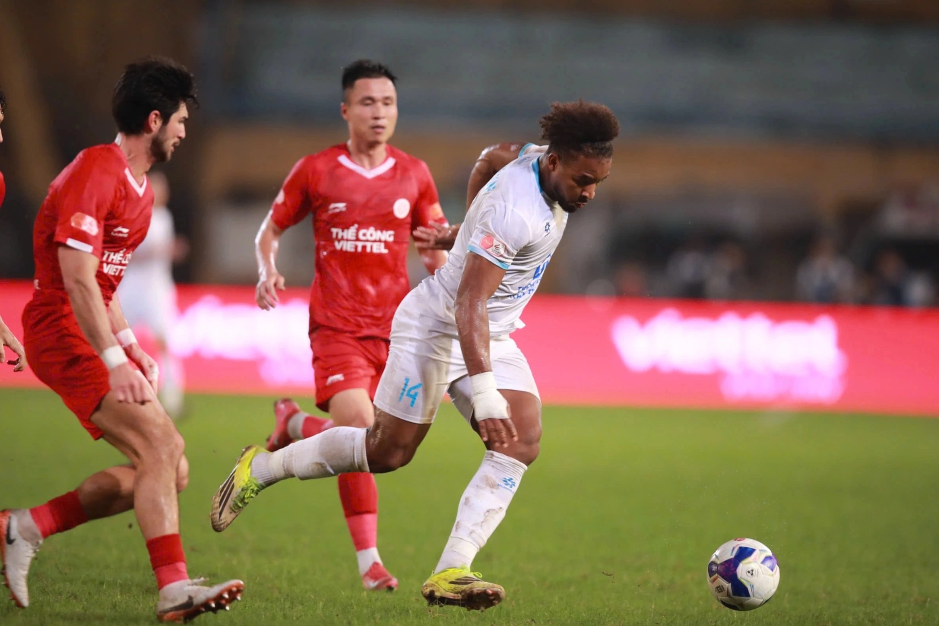 Xuân Son bị phong tỏa, CLB Nam Định thua Thể Công Viettel