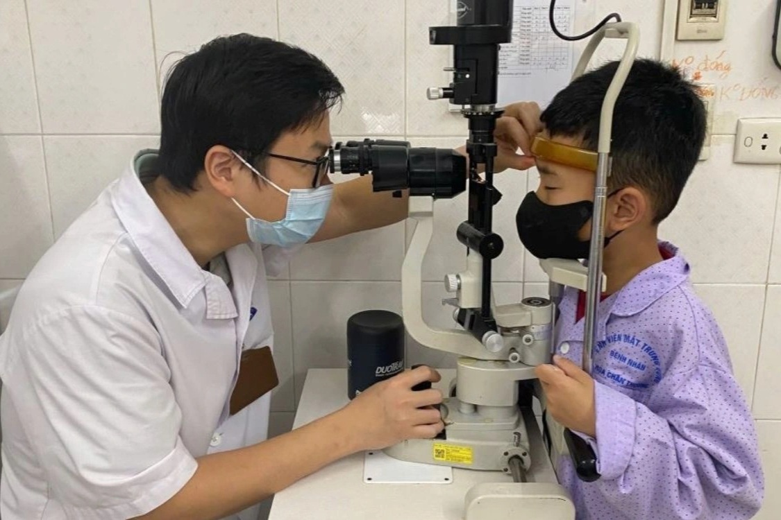 Chạy ra xem pháo nổ ngày Tết, bé trai 9 tuổi rách giác mạc