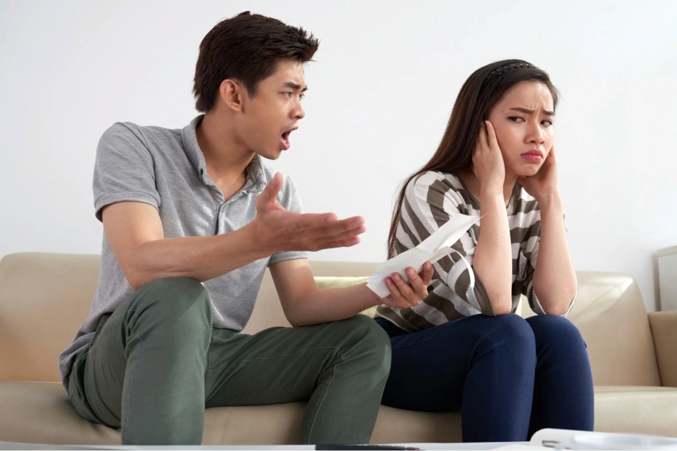 Chồng bắt bố mẹ tôi ký giấy nợ, trả lãi khi vay 100 triệu đồng chữa bệnh