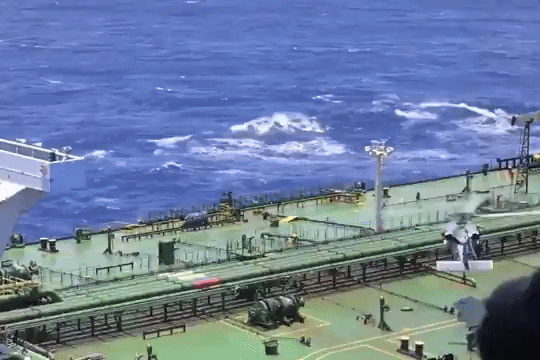 Khoảnh khắc lính Mỹ đổ bộ, bắt giữ tàu chở dầu ở Ấn Độ Dương