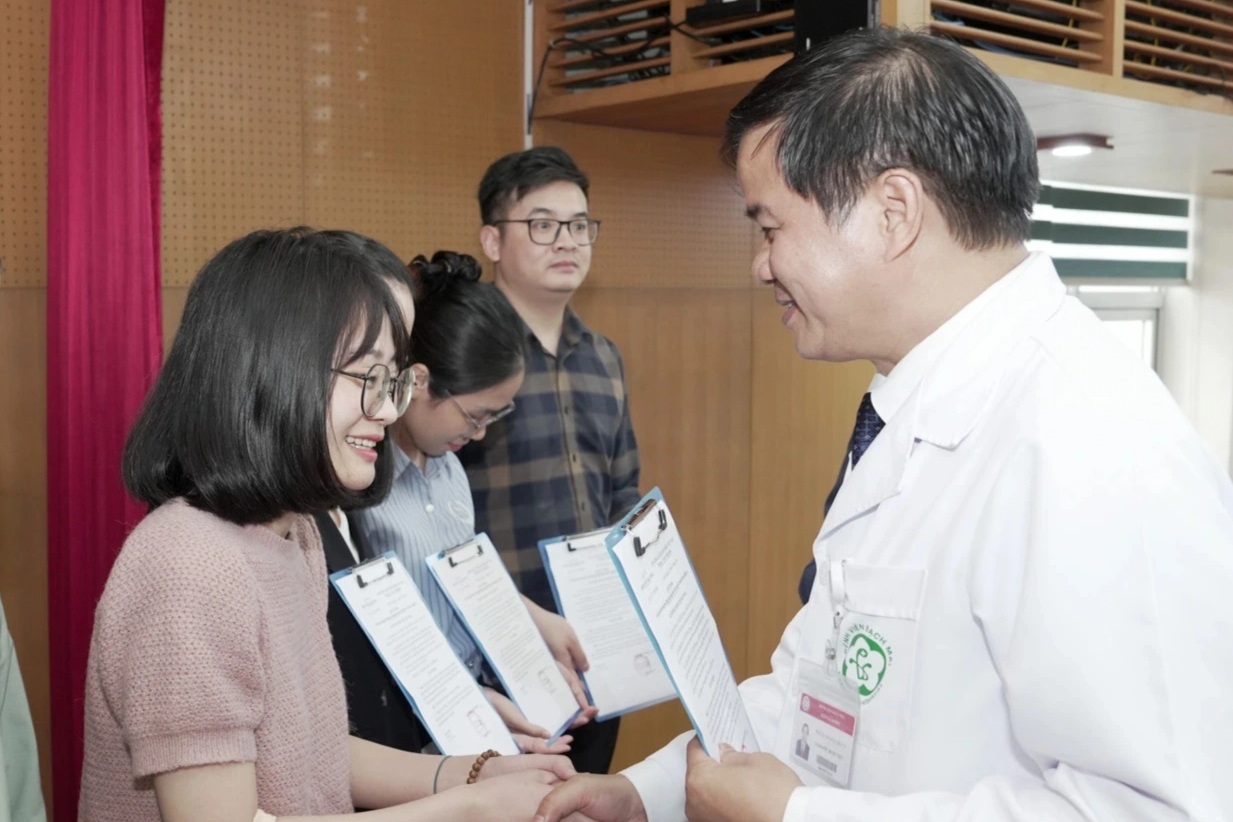 Giám đốc Bệnh viện Bạch Mai: Không ai làm bác sĩ giỏi mà sống khó khăn