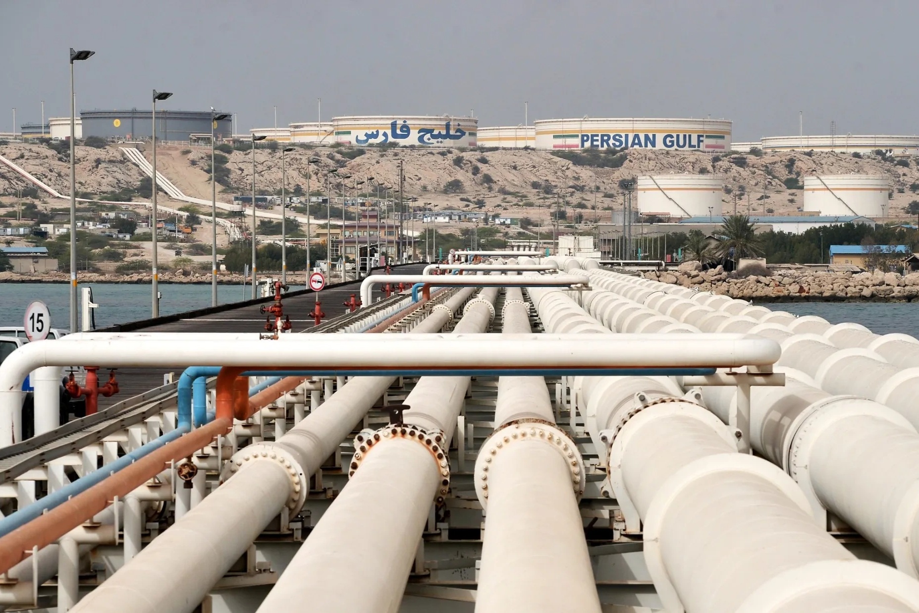 Iran tăng cường bơm dầu lên tàu trước nguy cơ Mỹ tấn công quân sự