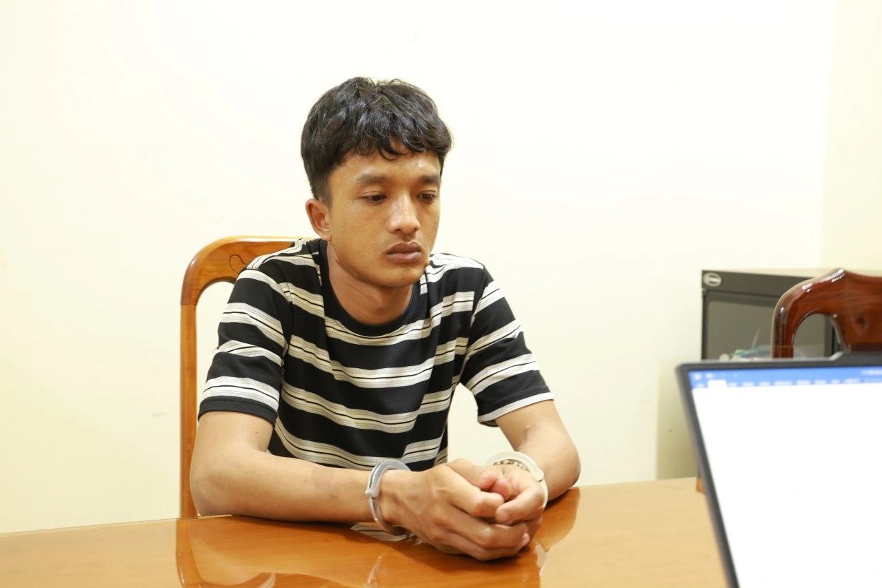 Nam thanh niên vào nhà khống chế cụ bà cướp vàng