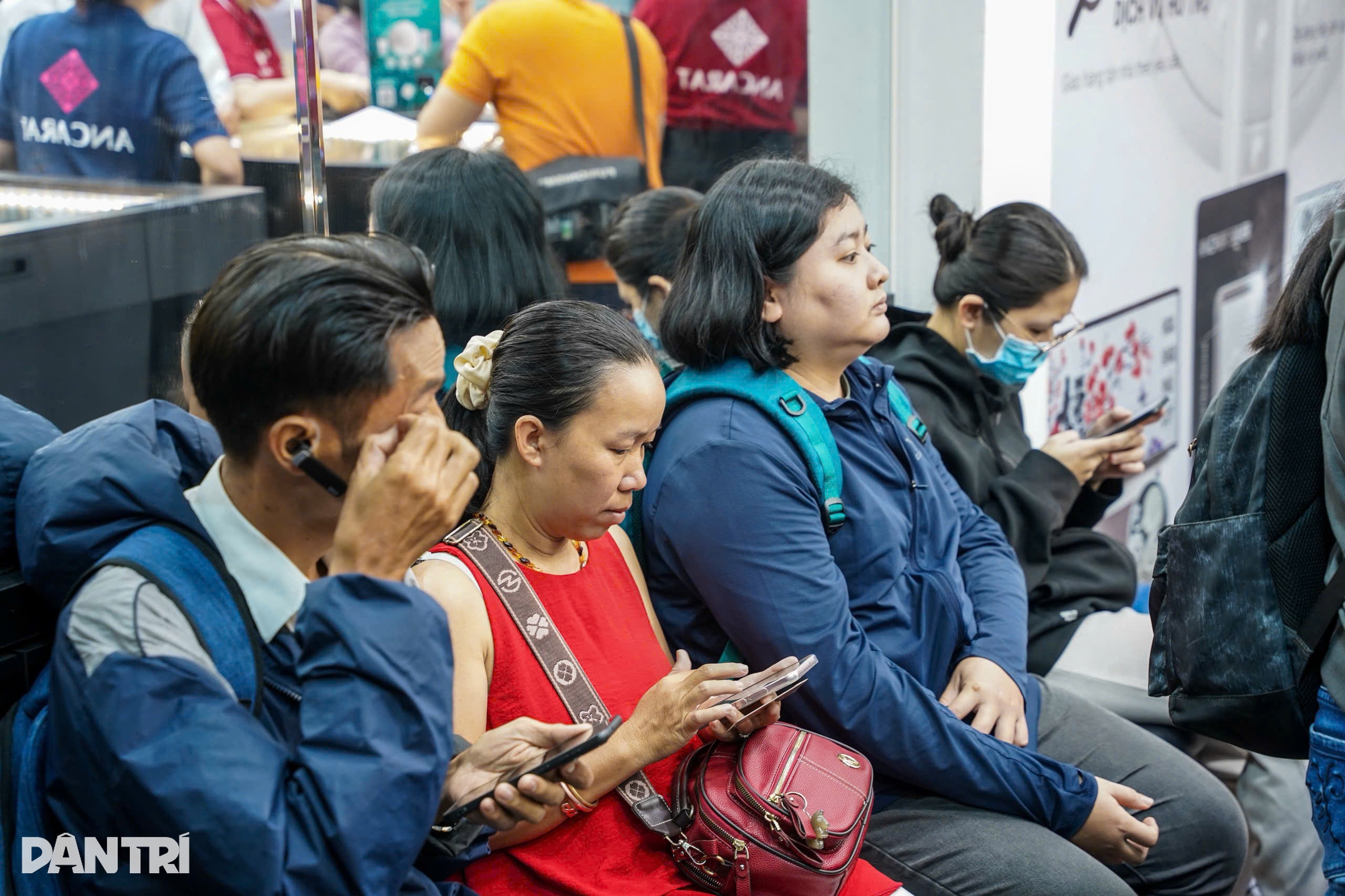 Nhiều người vẫn còn e dè bạc, sợ “sau này bán không ai mua”