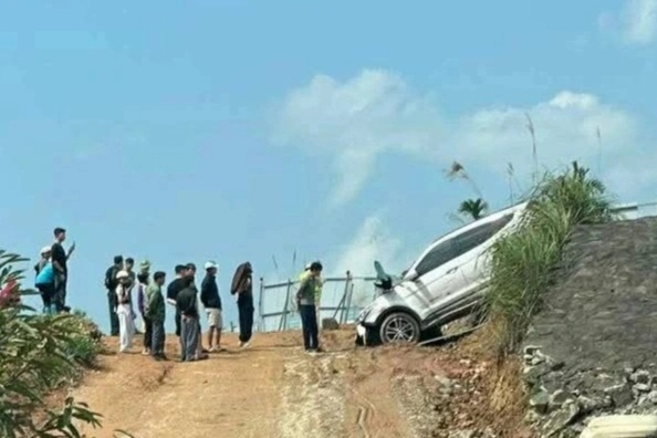 Ô tô lao ra khỏi đường cao tốc, người trên xe bị thanh sắt đâm vào ngực