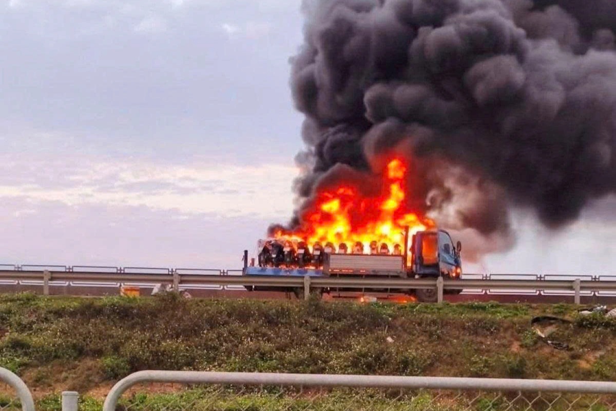 Ô tô tải chở nhiều xe máy bốc cháy dữ dội trên cao tốc