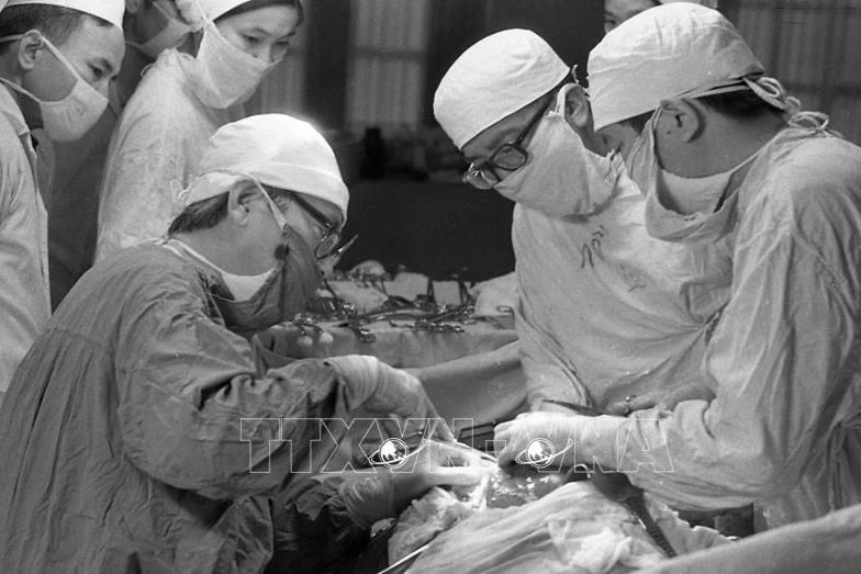 Hít khí độc "nạo" 200 lá gan, bác sĩ Việt làm nền y học thế giới kinh ngạc