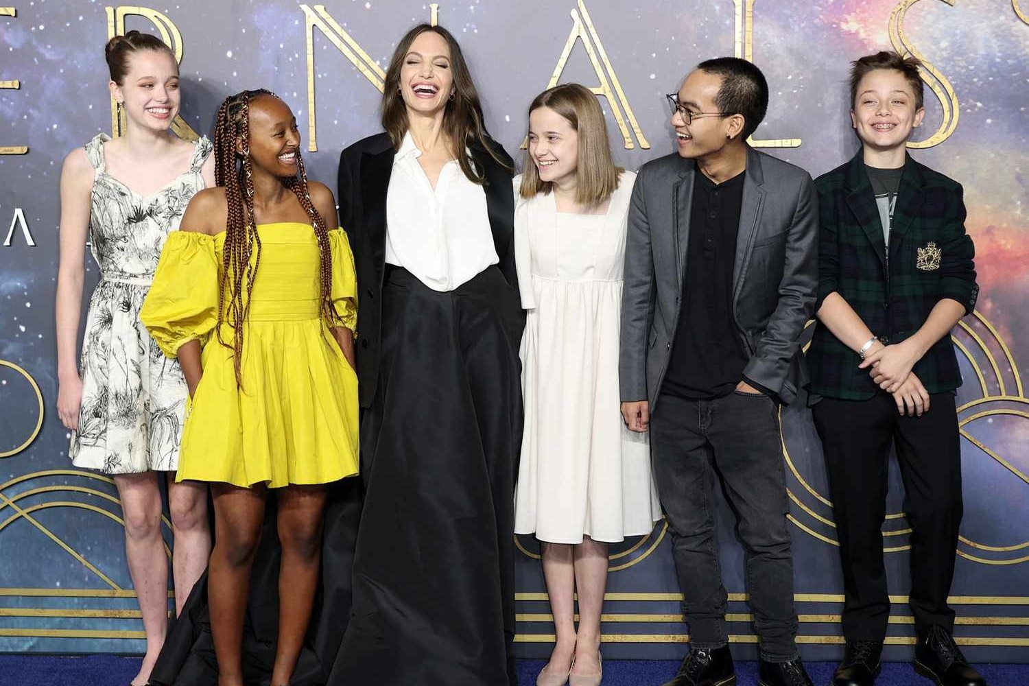 Thêm một người con của Angelina Jolie và Brad Pitt bỏ họ bố