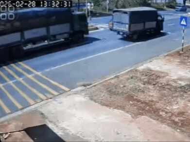 Ô tô chuẩn bị quay đầu bị xe tải ủi bay