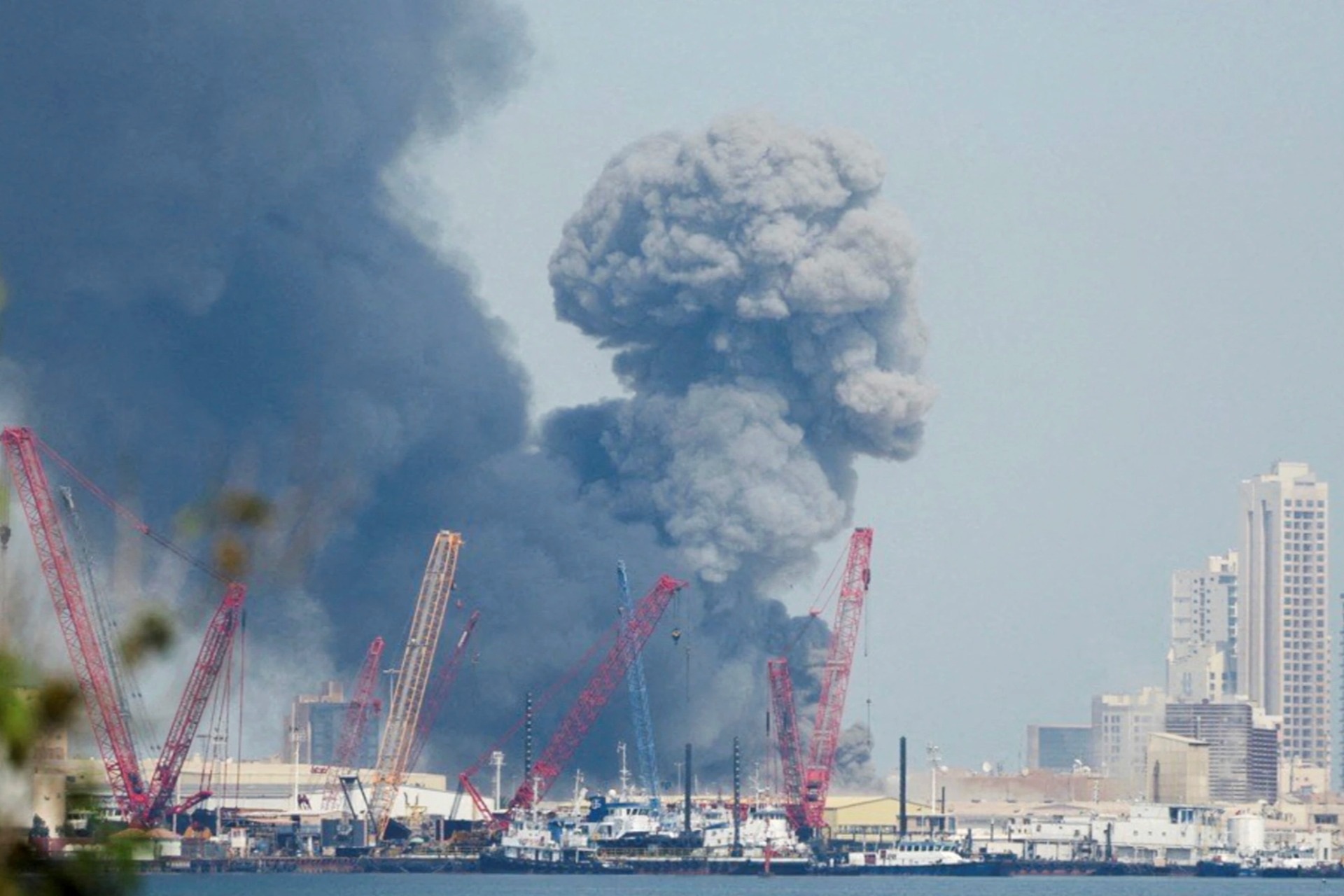 Khoảnh khắc căn cứ quân sự Mỹ ở Bahrain trúng tên lửa Iran