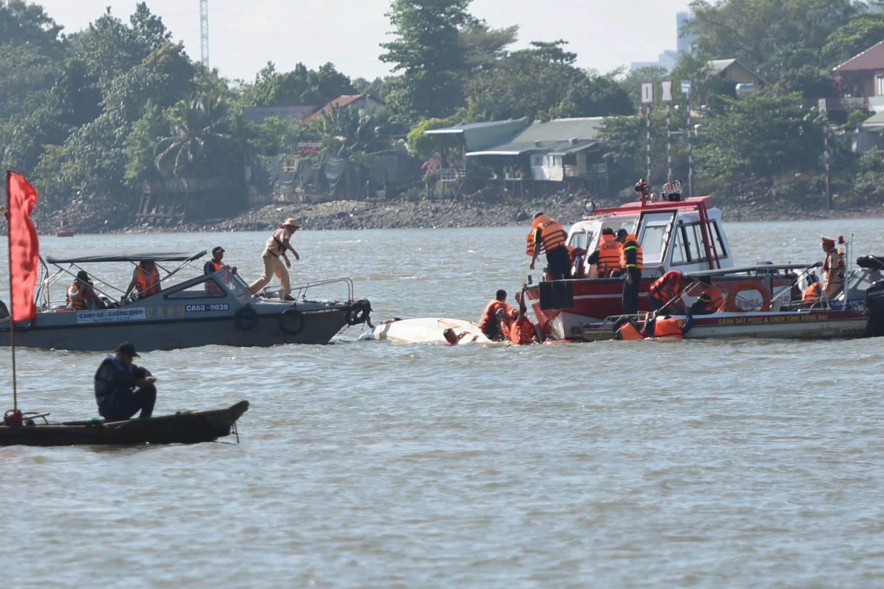 Cứu kịp thời 12 vận động viên bị lật thuyền trên sông Đồng Nai