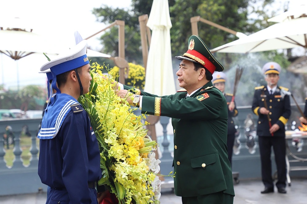 Bộ trưởng Quốc phòng dâng hương tưởng niệm Đại tướng Võ Nguyên Giáp