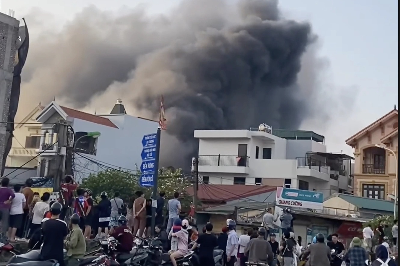 Cháy lớn trên phố Bắc Cầu, nhiều tài sản bị thiêu rụi