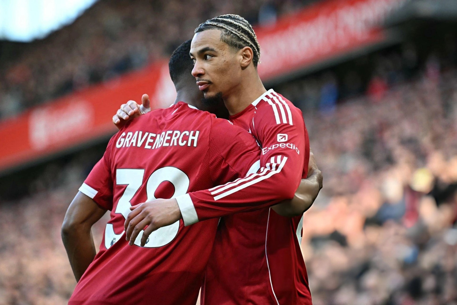 Liverpool đại thắng West Ham, vươn lên bằng điểm Man Utd