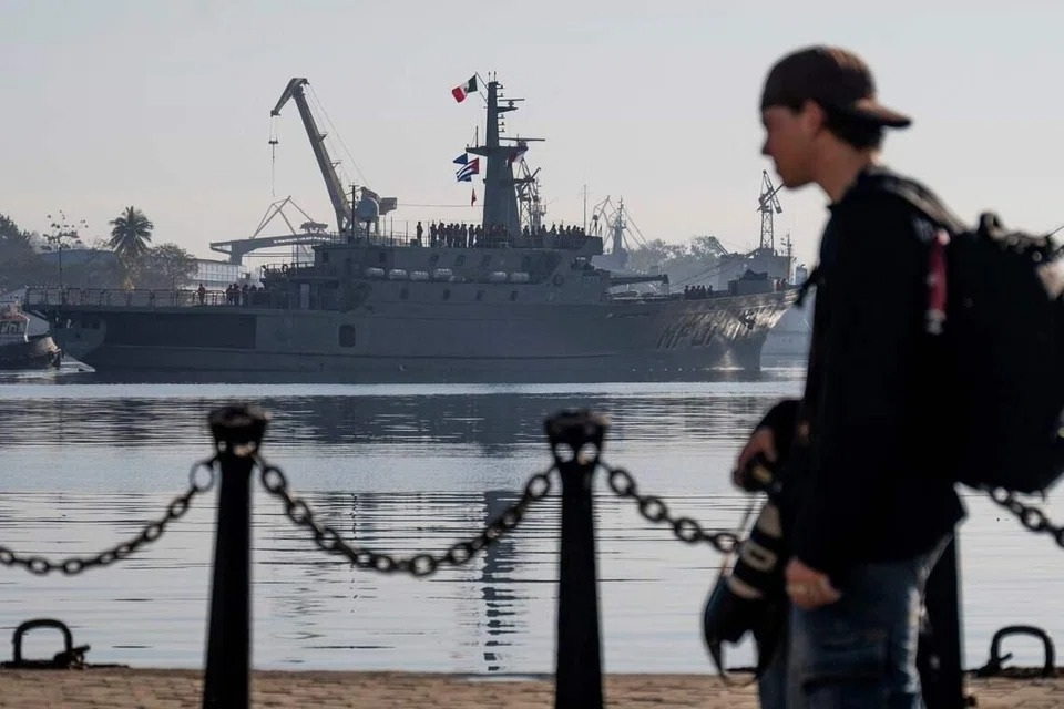 Hai tàu hải quân Mexico cập cảng viện trợ 1.100 tấn hàng cho Cuba