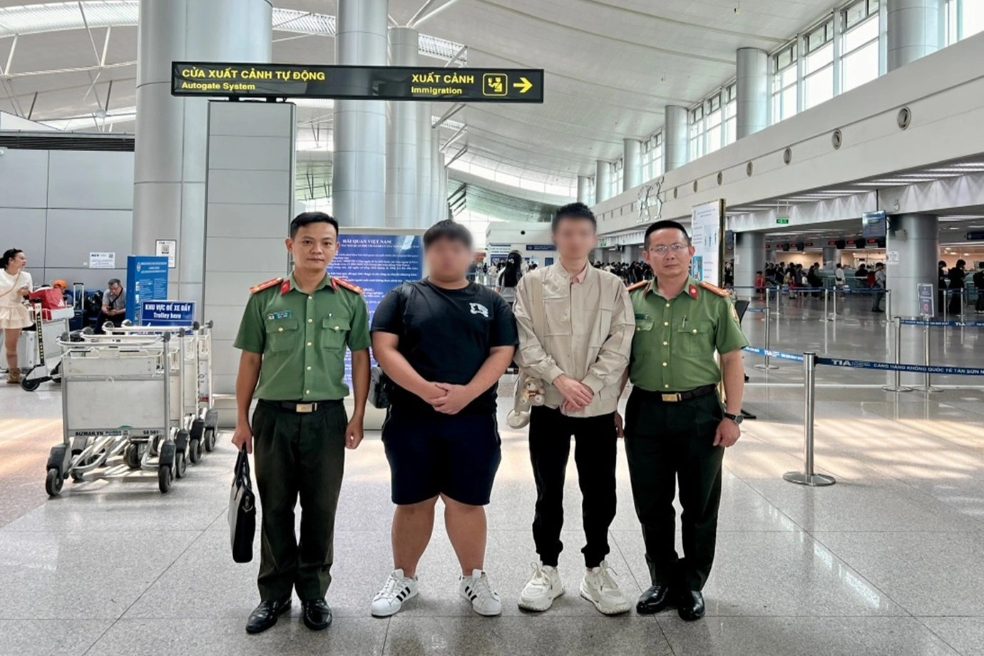 Trục xuất hai người Trung Quốc nhập cảnh trái phép vào Việt Nam