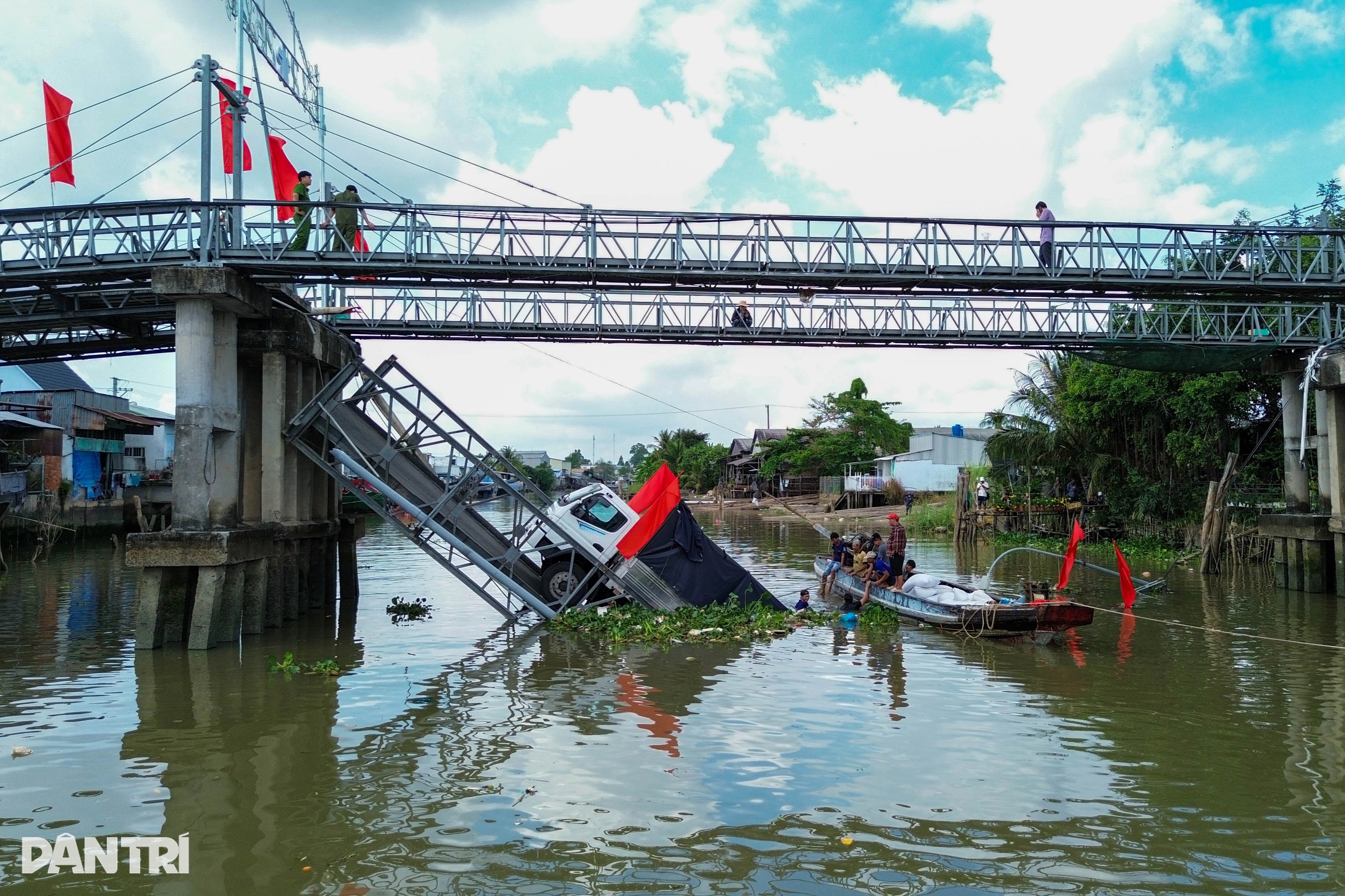 Vụ sập cầu ở Cần Thơ: "Sau tiếng ầm rất lớn, xe tải rớt xuống sông"